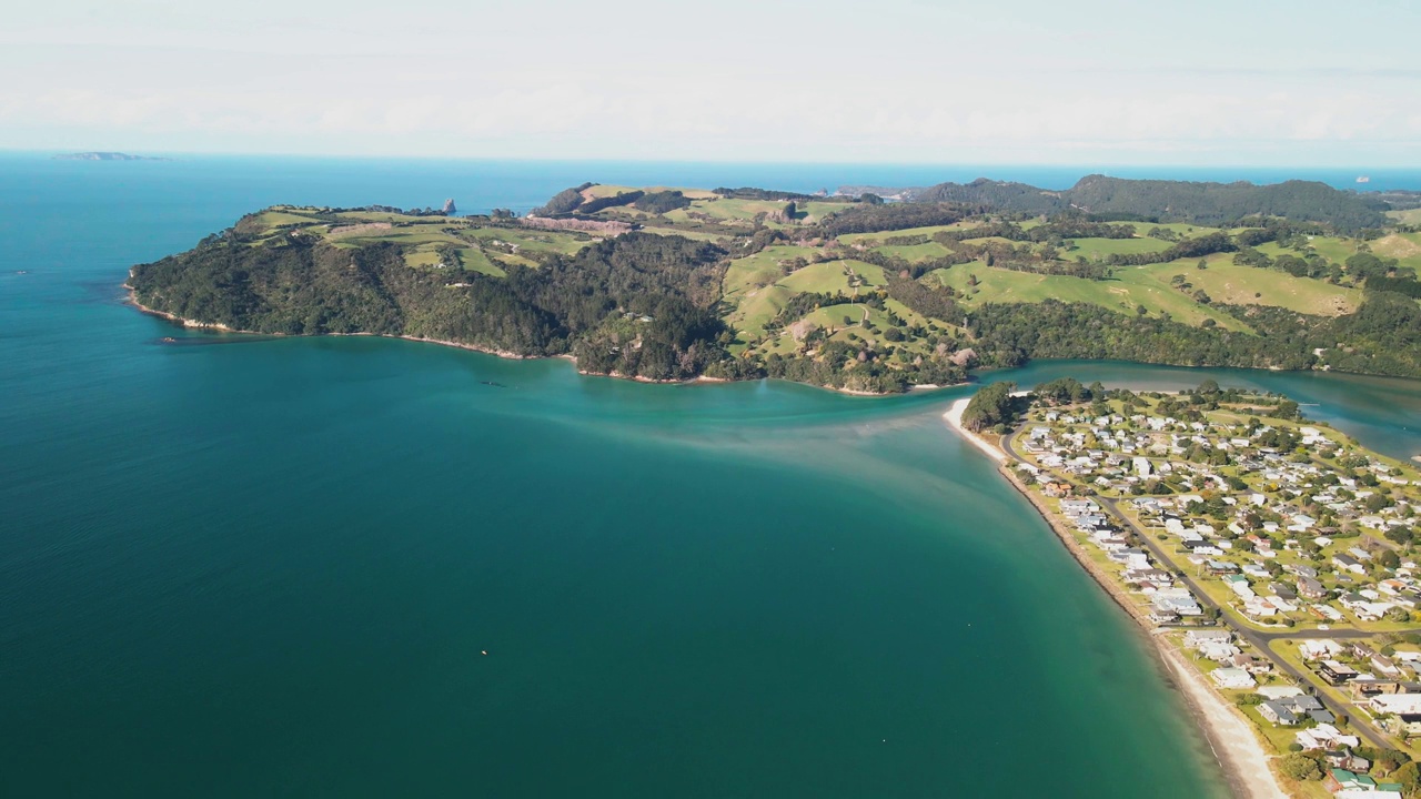 在新西兰科罗曼德尔库克湾上空的户外风景飞行视频下载