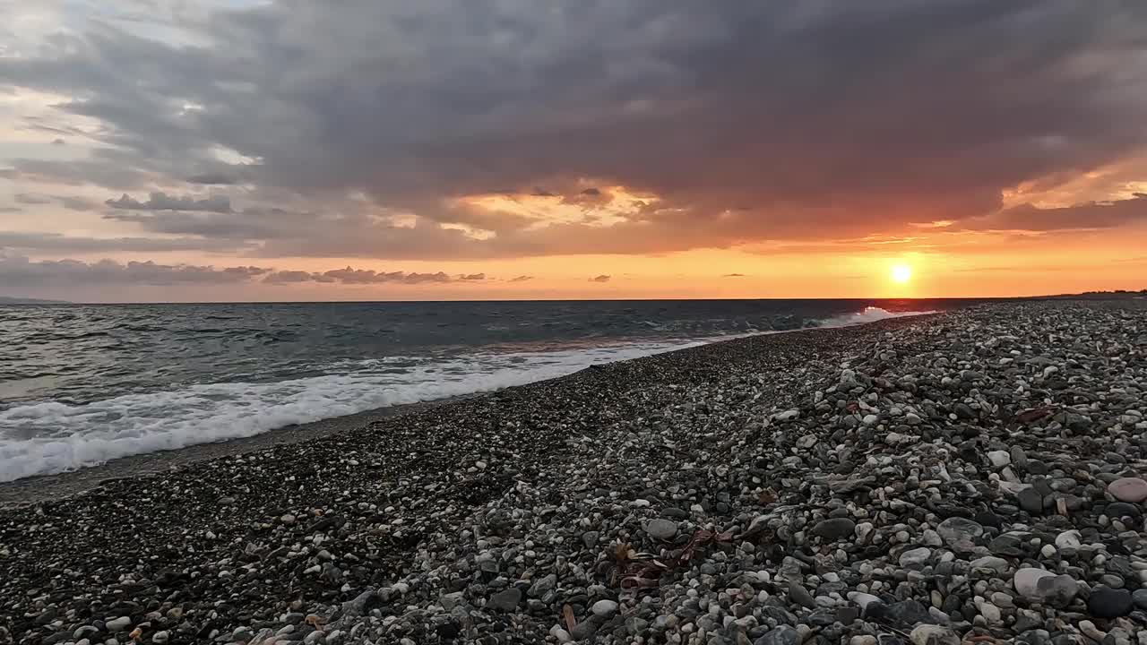 意大利空旷海滩上壮丽的落日。三脚架拍摄。视频素材