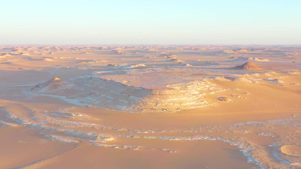 黄金时段西部沙漠鸟瞰图。视频下载