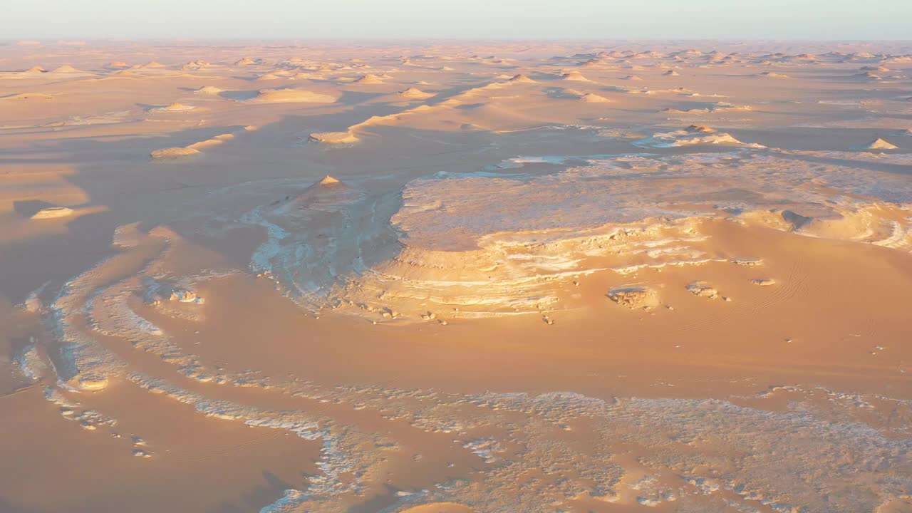 鸟瞰西部沙漠，埃及，当太阳落在地平线上。视频下载