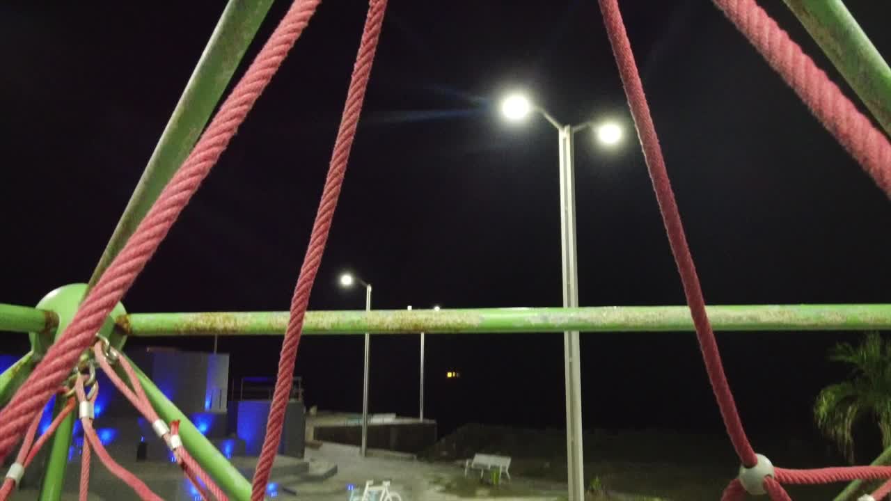 夜间儿童游乐场的航拍视频下载