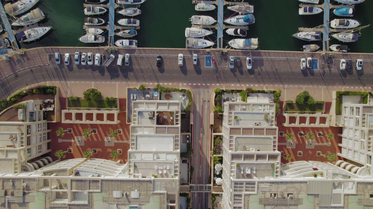Marina Herzliya，以色列07 -从顶部向下看的住宅建筑，酒店和游艇在码头综合体视频下载