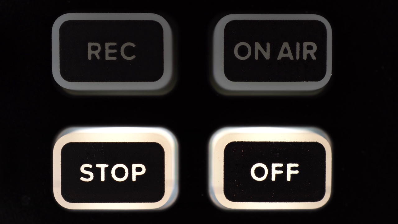 一个人按下按钮关闭广播。按钮亮起白色。超级宏。4 k视频素材
