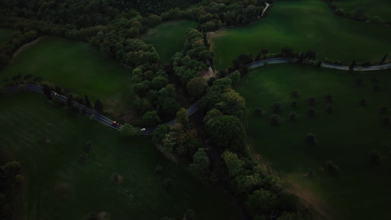托斯卡纳景观|托斯卡纳绿色田野与柏树路|鸟瞰图|傍晚日落光| 4K无人机库存视频视频下载