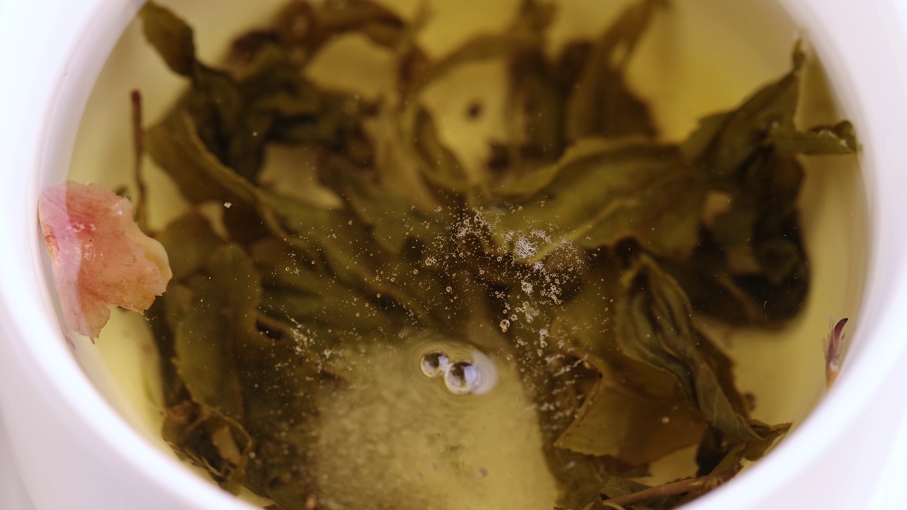 白方糖溶解在白色的杯子和热茶中视频下载