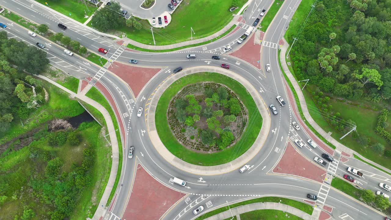 快速移动的交通拥挤的十字路口鸟瞰图。城市循环交通十字路口视频素材