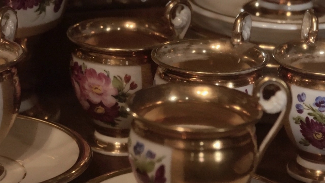 古董瓷器茶具。茶具靠近。视频素材