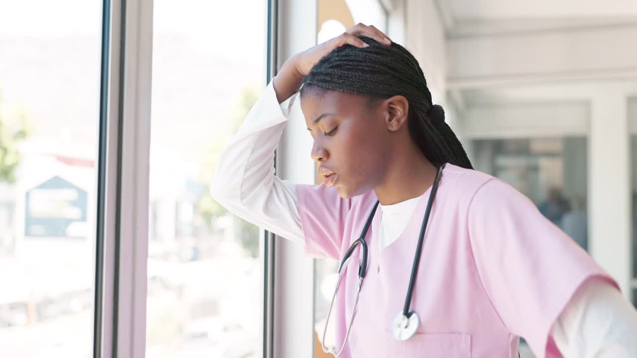 医生，女人和精疲力竭的窗口与压力，头痛或悲伤的医院工作场所与手在头上。黑人妇女，诊所的医疗和心理健康问题，因医疗保健工作而焦虑视频下载