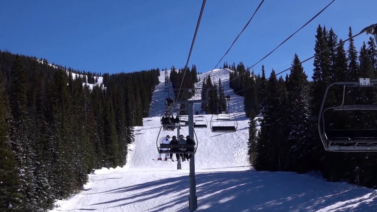 移动滑雪缆车与人观看。科罗拉多州阿斯彭的雪场。视频下载