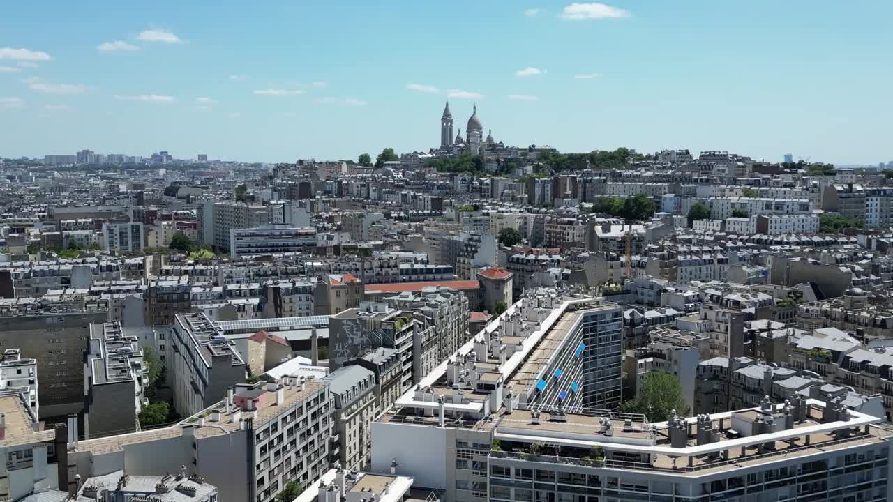 巴黎市中心与蒙马特和圣心或圣心大教堂的背景。无人机航拍图视频下载