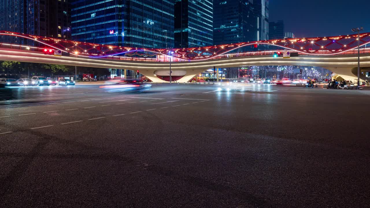 城市里夜间的汽车交通逐渐减少视频下载