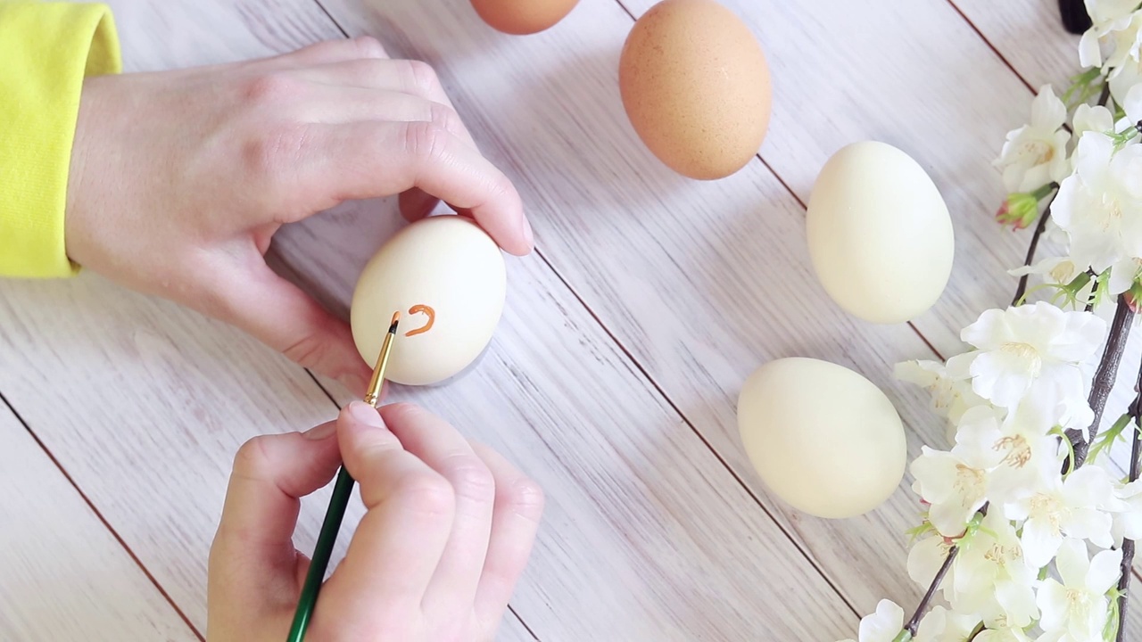 在鸡蛋上画一颗心，为复活节做准备视频下载