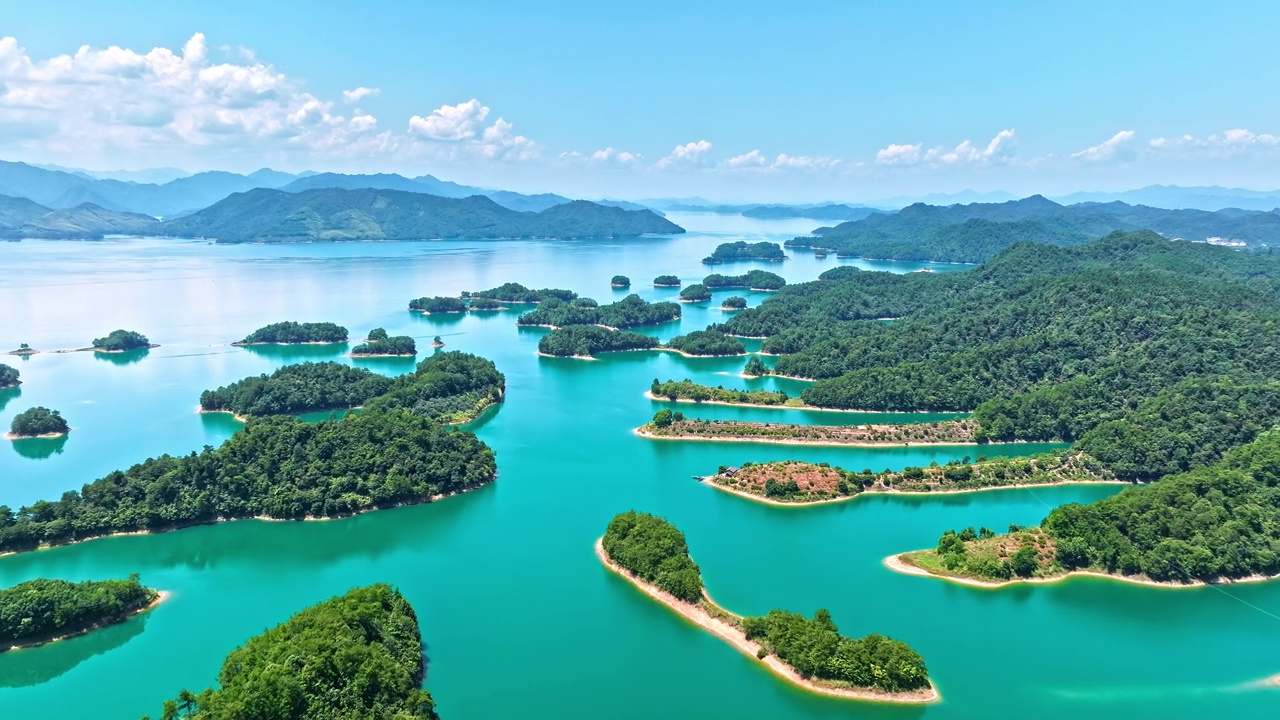 千岛湖自然风光的航拍镜头在淳安，杭州，浙江省，中国。视频素材