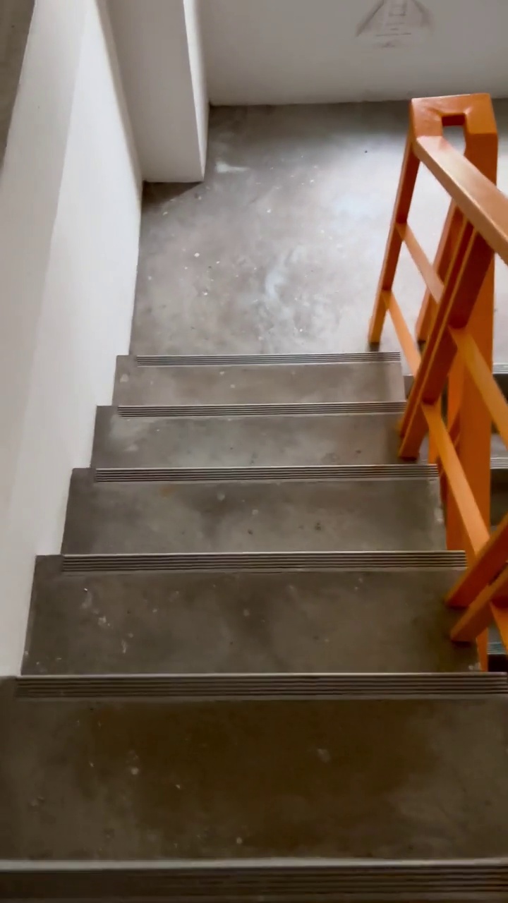 公寓大楼的楼梯井和出口视频下载