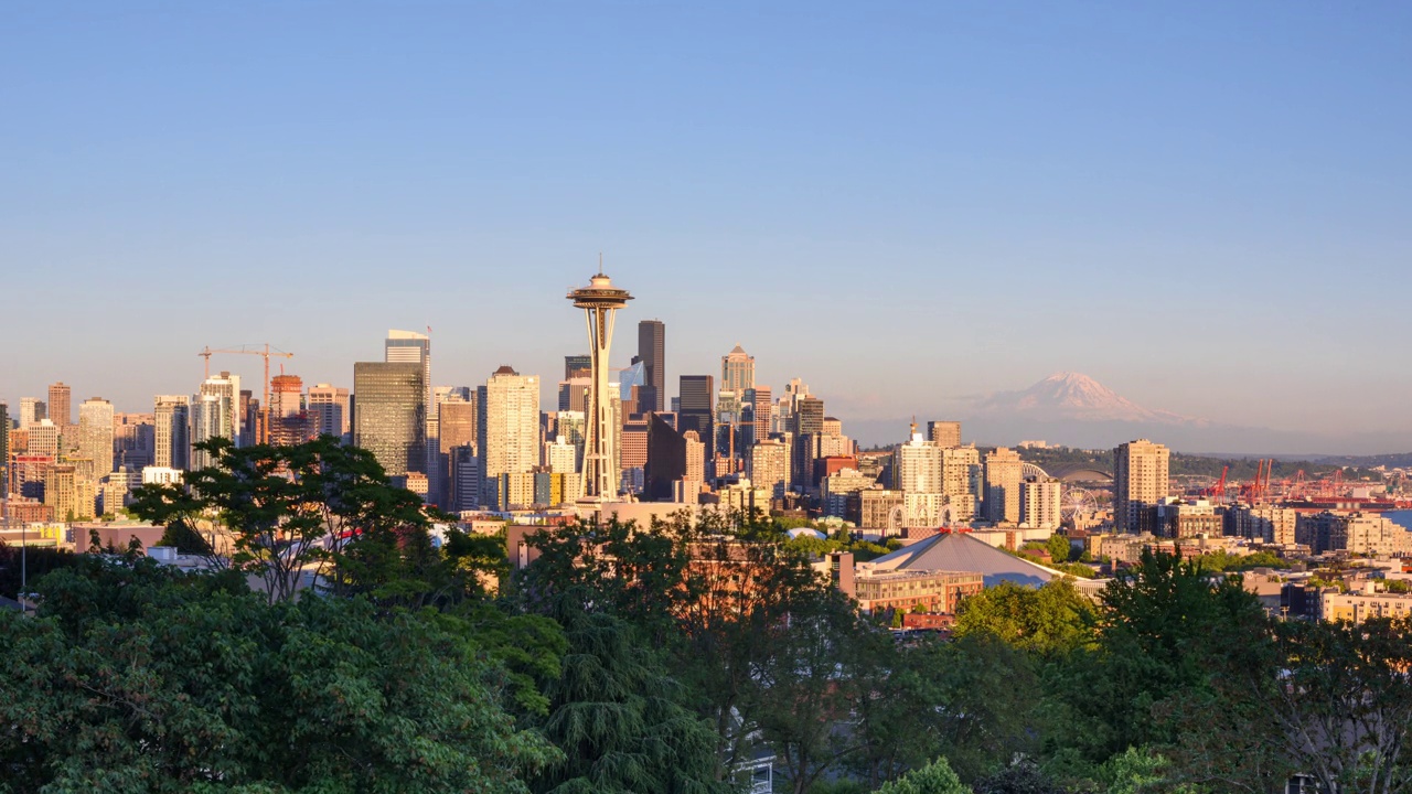 西雅图，华盛顿，美国市中心天际线与雷尼尔山视频下载
