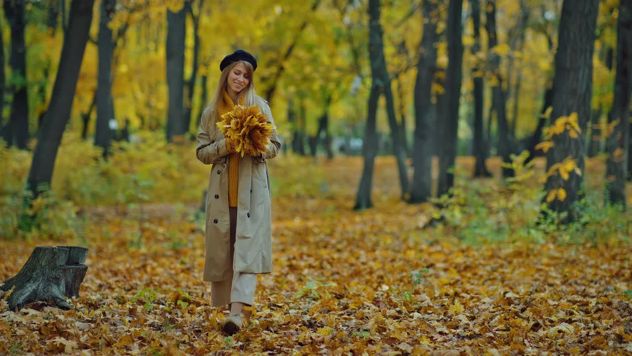秋日，快乐的年轻女子在公园休息，观看一束黄叶，4K, Prores视频素材