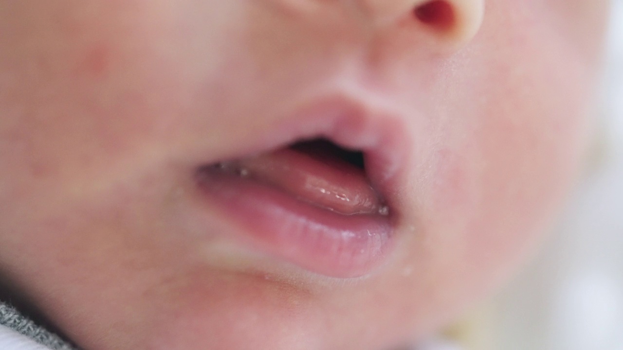 新生儿的嘴巴特写视频素材