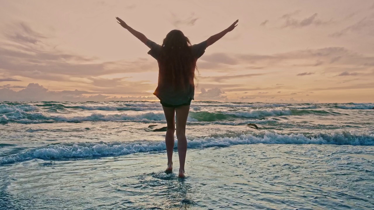 美丽的女人赤脚跑在夏天的海滩特写。孤独无忧无虑的女孩在海水中游泳休息的浪漫概念。在自然光线下冲浪海景的苗条女性平静的一天视频购买