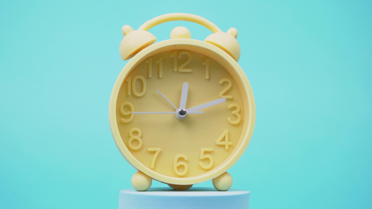 黄色闹钟应力概念，模拟时钟旋转在蓝色背景视频下载