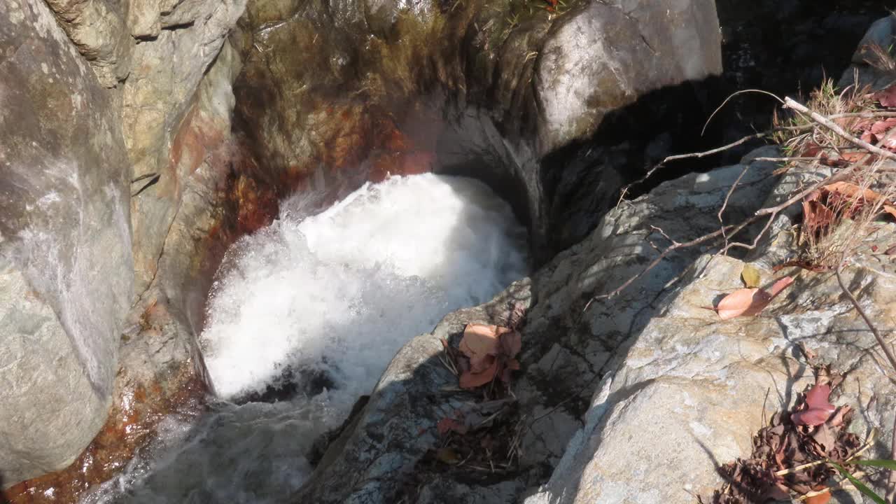 带着岩石流动的小溪视频素材