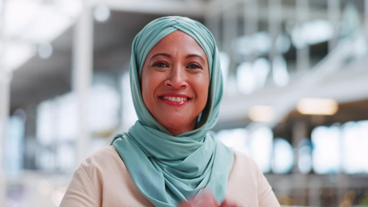 脸，手和心脏与一个穆斯林女商人走在她的办公室，而快乐的工作。画像，大笑或微笑与一个伊斯兰教和无忧无虑的女员工散步时，工作视频下载