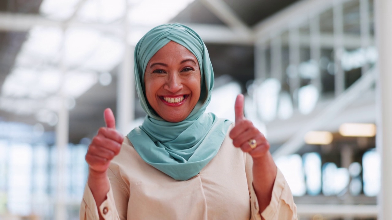 穆斯林，竖起大拇指，职场女商人走在工作场所。面部表情，手势和伊斯兰女工人用符号表示成功，动机或同意，支持或批准，ok或喜欢的表情符号视频下载