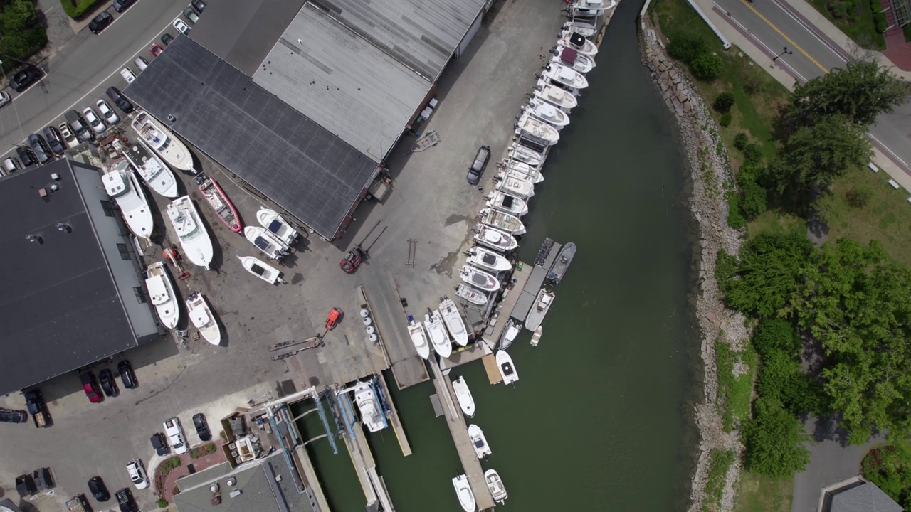 空中视图旋转在普利茅斯码头的安全港船只，美国-自上而下，无人机拍摄视频下载