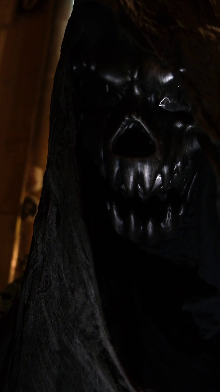 恐怖的黑色骷髅万圣节装饰视频下载