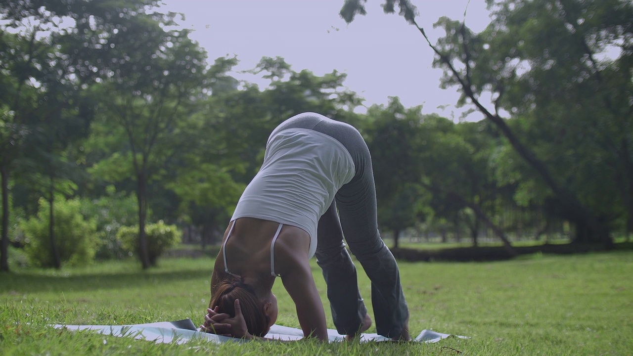 美女在公园里练习瑜伽视频素材