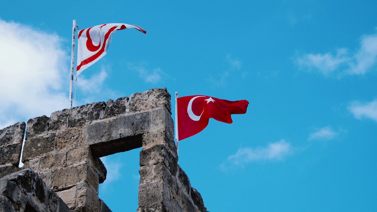 北塞浦路斯土耳其共和国国旗和土耳其国旗。视频下载