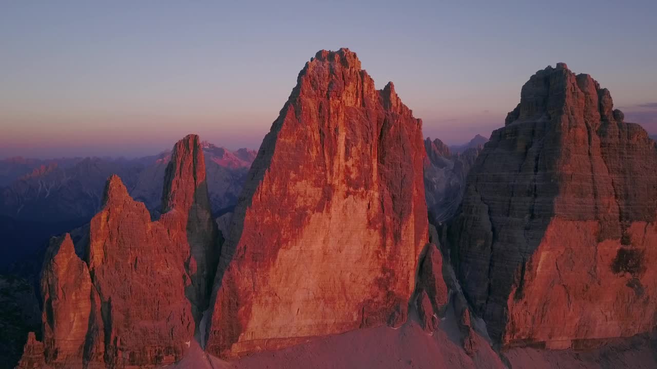 意大利阿尔卑斯山无人机拍摄的日落鸟瞰图视频下载