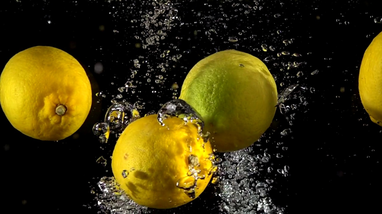 柠檬落入溅起水花的超慢镜头。柠檬水烹饪概念。拍摄于高速影院摄像机，4k 1000 fps。视频下载