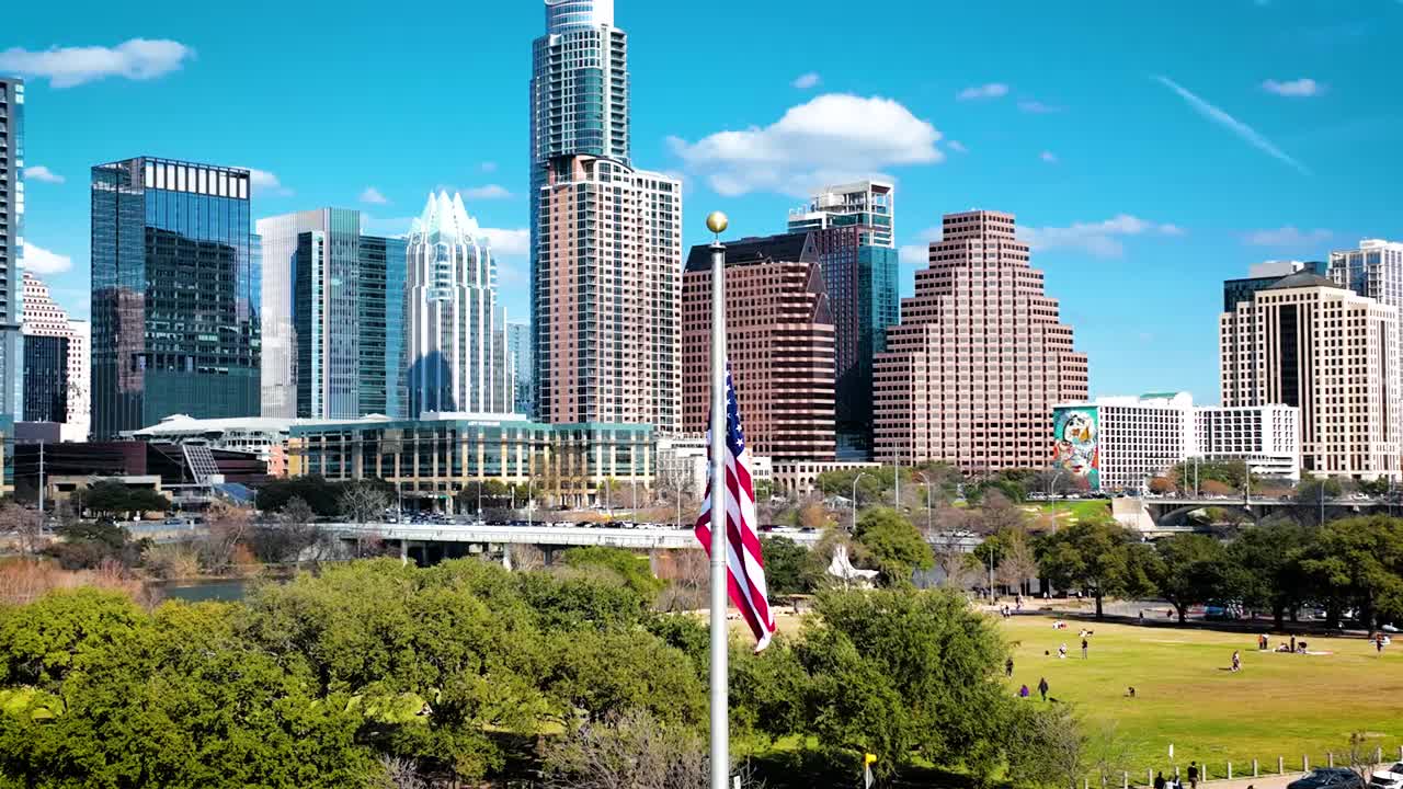 在德克萨斯州首府上空悬挂美国国旗视频下载