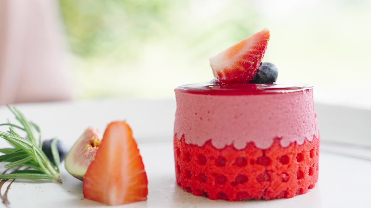 吃多汁草莓红丝绒蛋糕视频下载