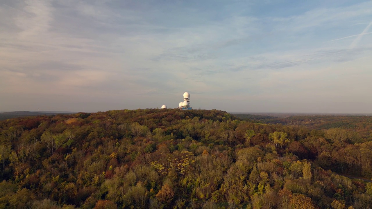 天文台。美丽的鸟瞰图飞行宽轨道电影无人机在秋季森林在早晨日出，柏林森林魔鬼山2022年10月。4k马尼兹电影视频下载