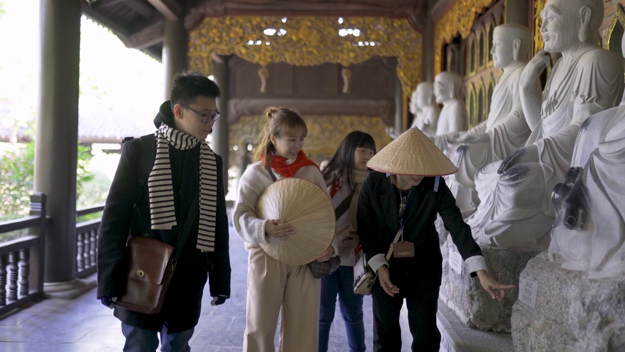 越南导游为游客讲解寺庙建筑和历史。视频下载