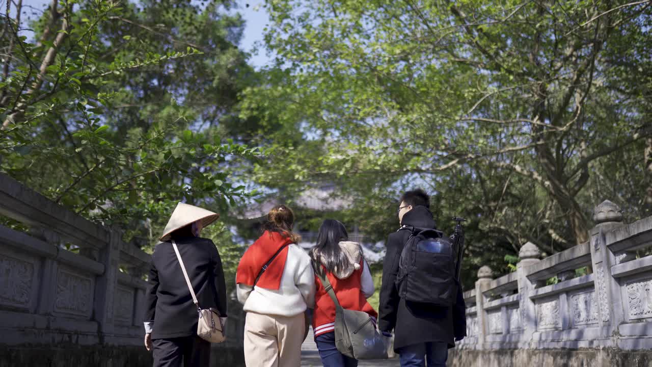 越南导游为游客讲解寺庙建筑和历史。视频下载