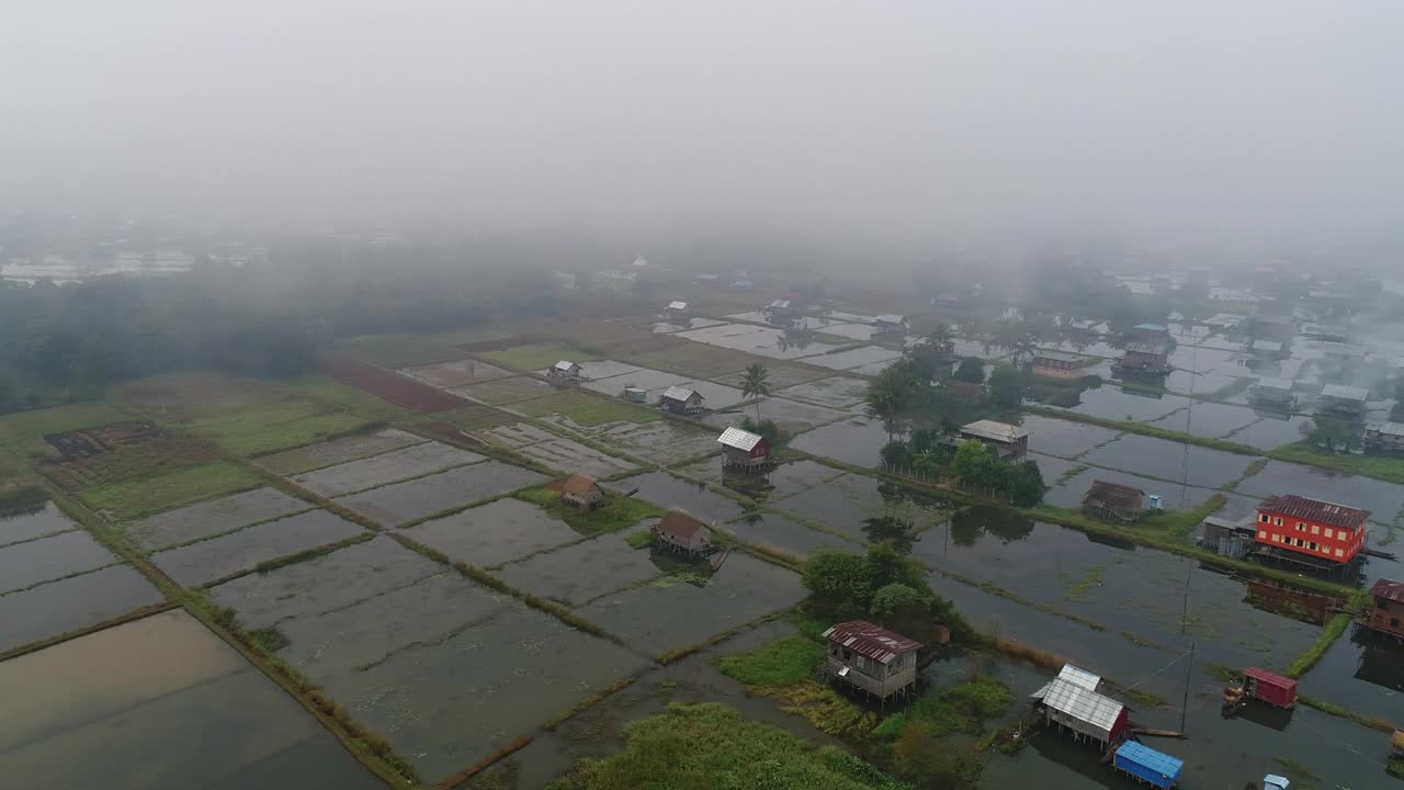 缅甸茵莱湖上村庄的鸟瞰图视频素材