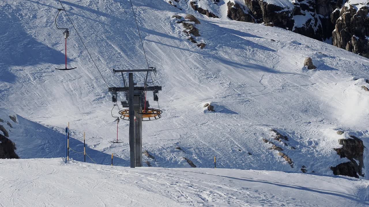 滑雪缆车在冬季在滑雪场升起视频下载