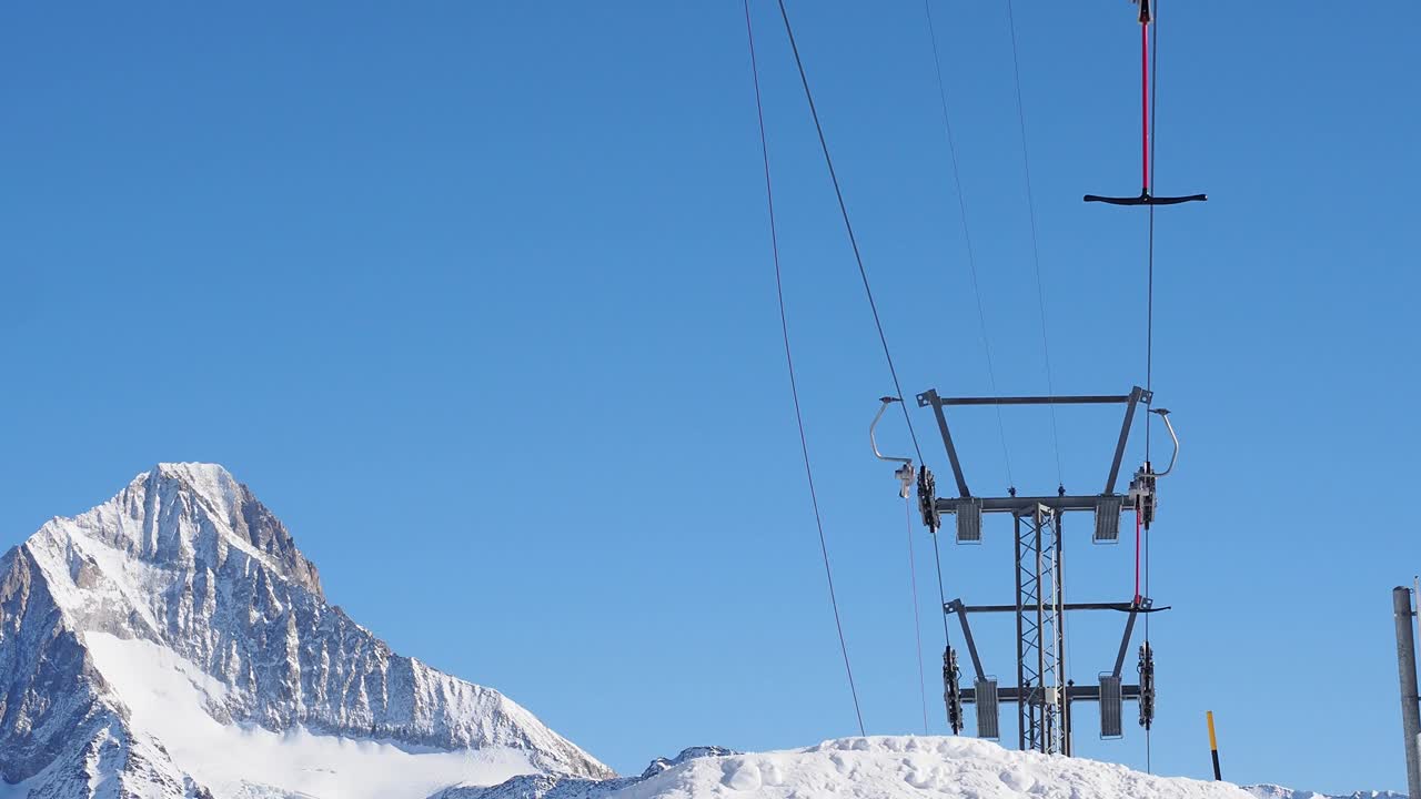 滑雪缆车在冬季在滑雪场升起视频素材