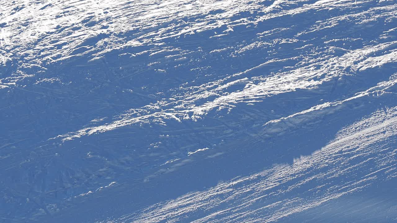 滑雪缆车在冬季在滑雪场升起视频素材