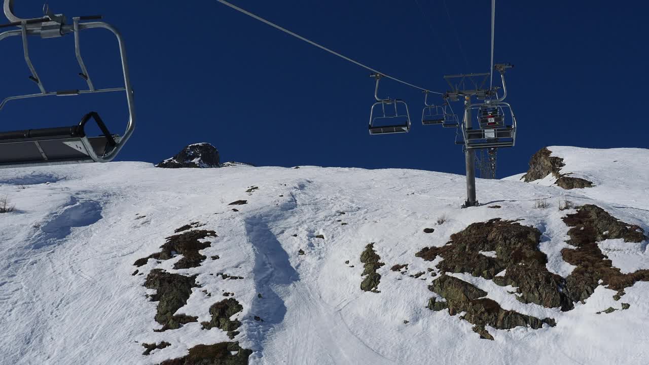 滑雪缆车在冬季在滑雪场升起视频下载
