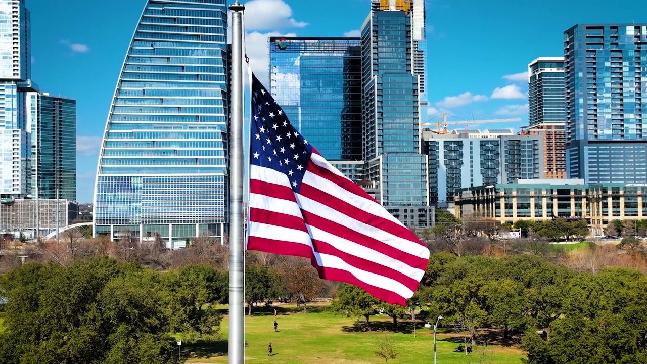 美国国旗和美国现代城市视频下载