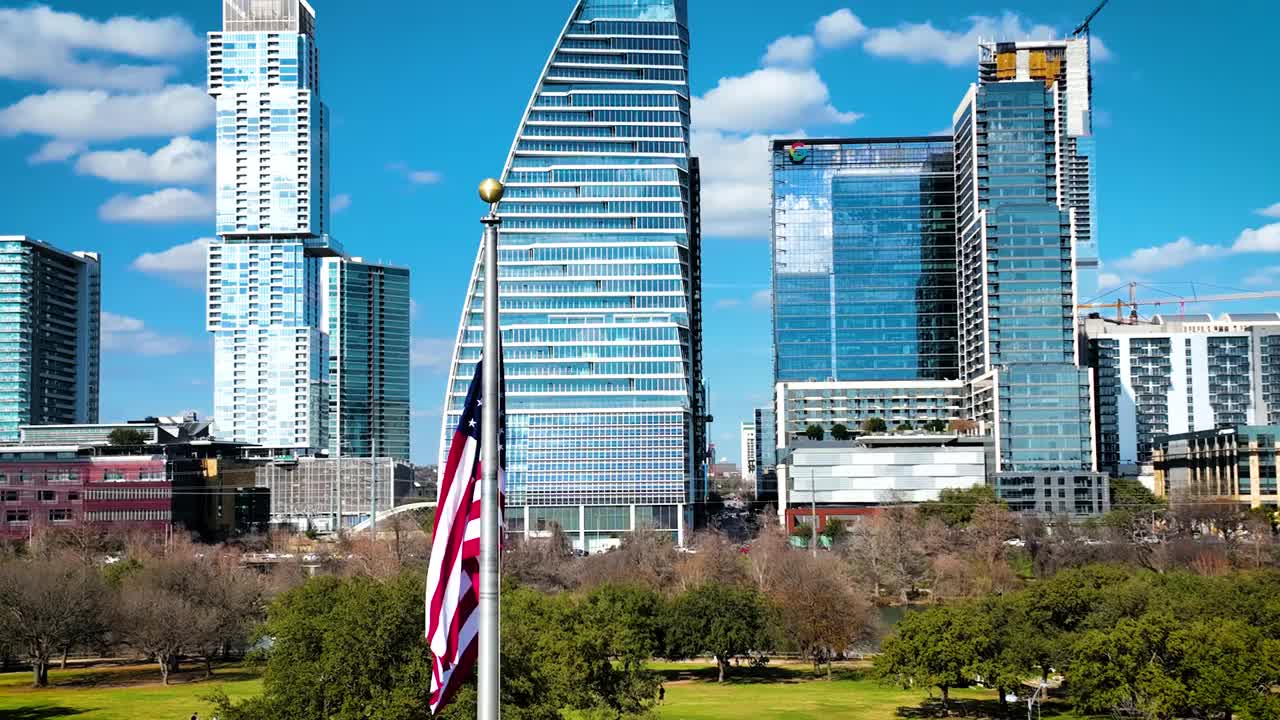 用美国国旗和美国德克萨斯州奥斯汀建立镜头视频下载