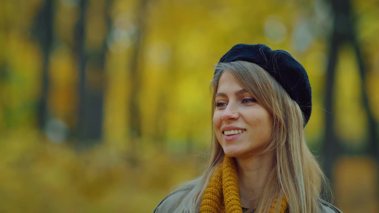 金发女人在美丽的秋日走在公园里，肖像，漂亮的笑脸，4K, Prores视频素材