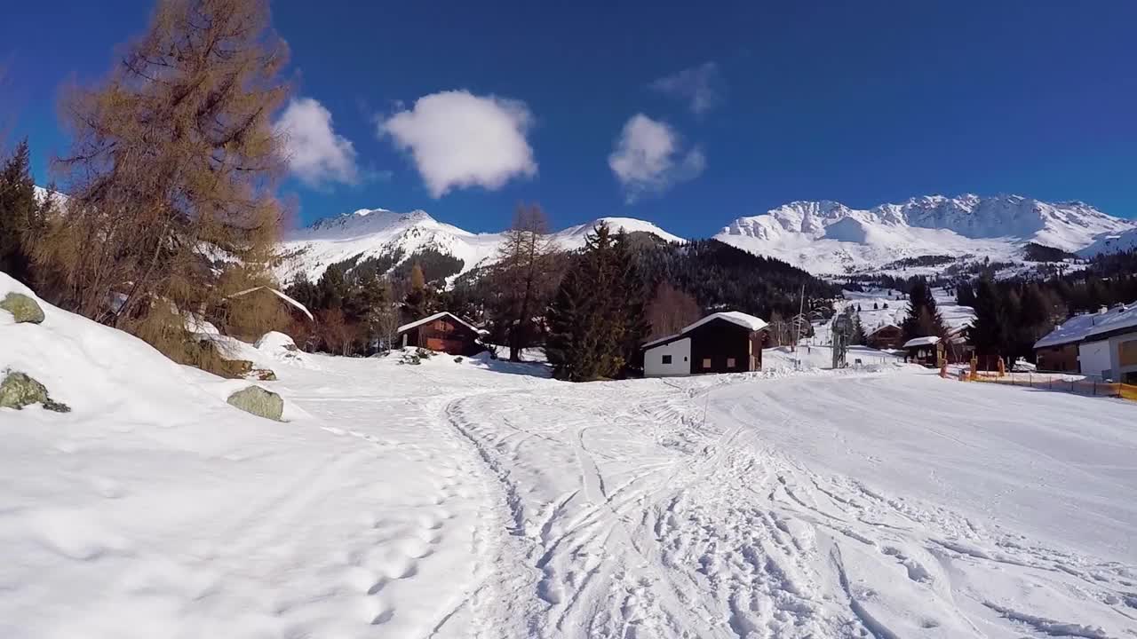 韦尔比耶的底部滑雪场在完美的蓝天下视频素材
