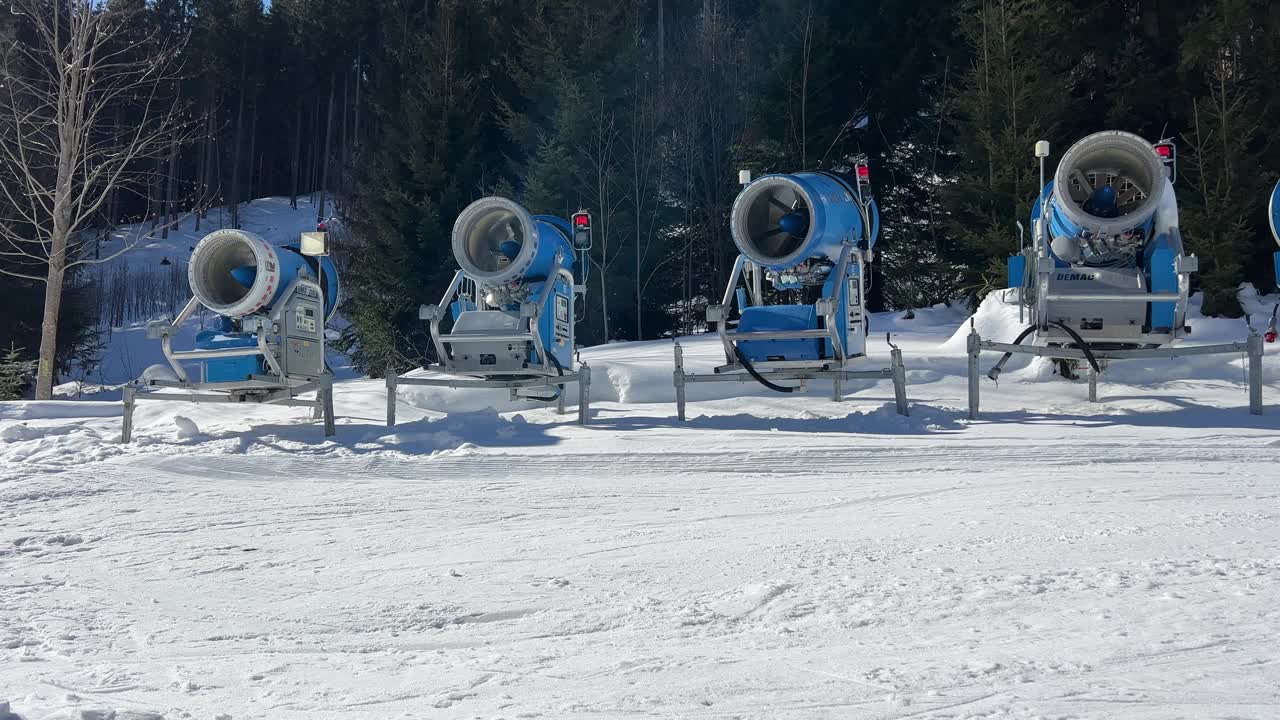 滑雪场斜坡附近的雪炮视频素材