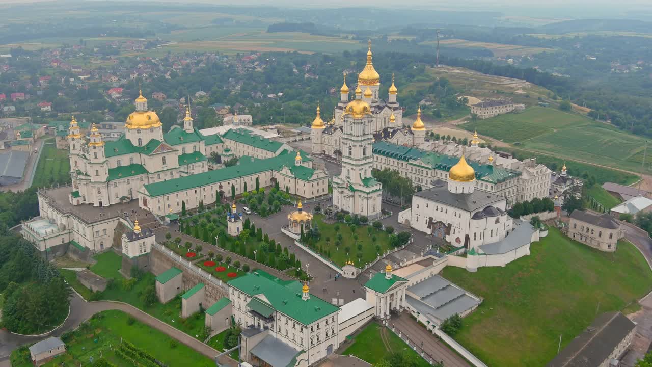 空中波恰耶夫修道院。乌克兰波恰耶夫lavra的神圣墓地。波恰耶夫修道院鸟瞰图视频素材