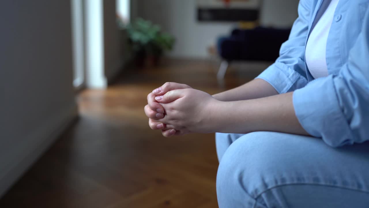 紧张焦虑的女人指甲和坐立不安的手指视频素材