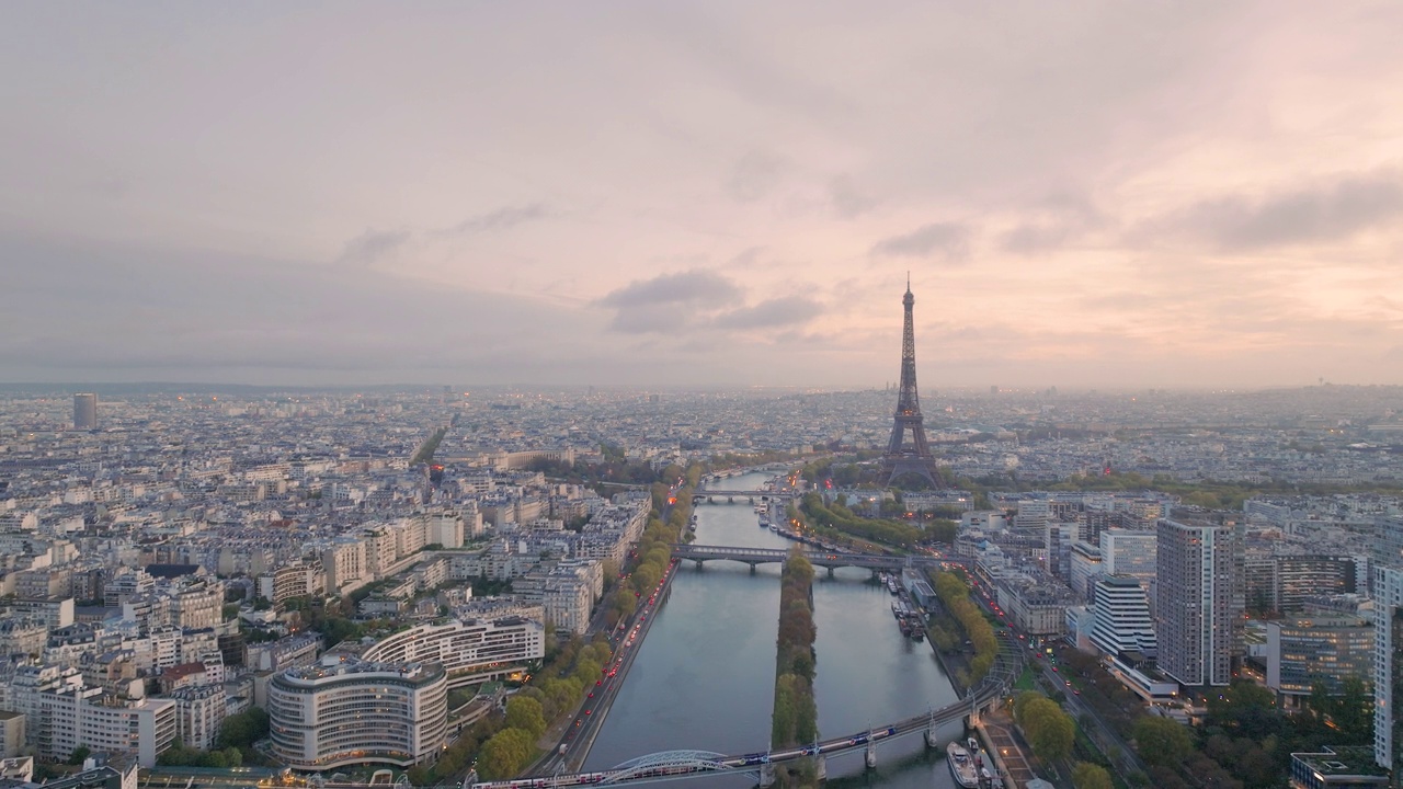 鸟瞰巴黎城市景观与埃菲尔铁塔，欧洲。视频下载